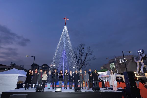 경기도 연천군과 연천군기독교연합회는 연천 전곡역 광장 앞에서 크리스마스 트리 점등식을 개최했다 (사진=연천군)