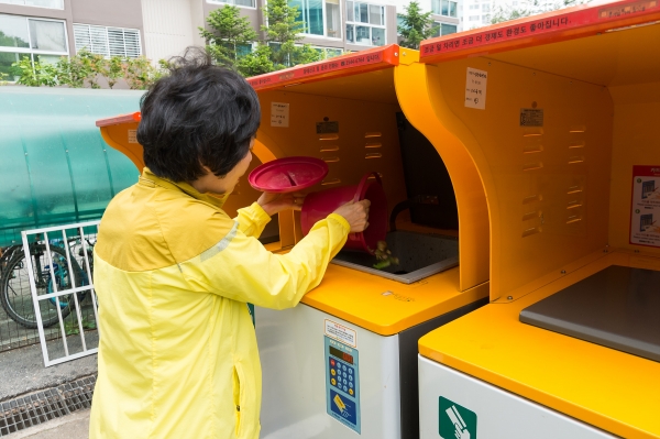 음식물폐기물 RFID 종량기에서 음식물을 배출하는 주민 모습(사진=양천구)