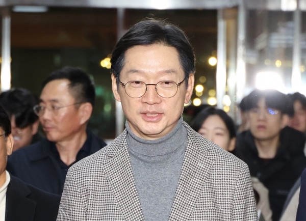 일에서 유학 중인 김경수 전 경남도지사(가운데)가 5일 오후 급거 귀국해 국회를 방문, 우원식 국회의장을 예방하기 위해 이동하고 있다.(사진=연합뉴스)