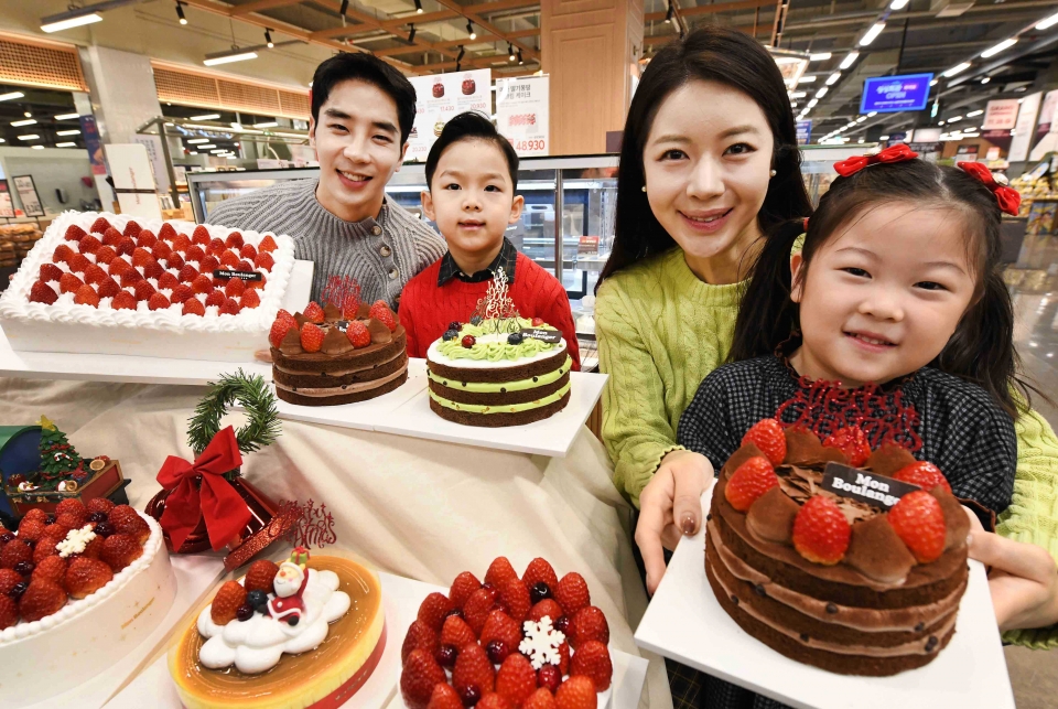 모델들과 어린이들이 6일 ‘홈플러스 메가 푸드 마켓 라이브’ 강서점에서 몽블랑제 크리스마스 시즌 케이크를 소개하고 있다. [사진=홈플러스]