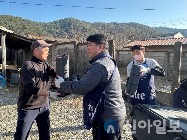 ㈜권선개발, 연탄 봉사활동북방면 일원에서 직원들과 봉사