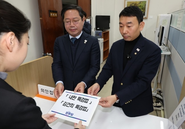 김승원(왼쪽) 법제사법위원회 야당 간사와 김용민 더불어민주당 원내수석부대표가 9일 오전 서울 여의도 국회 의안과에 '내란특검법'과 '김건희특검법'을 제출하고 있다. (사진=연합뉴스)