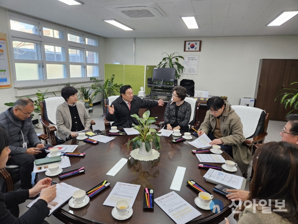 산내초등학교 시설개선 요청사항에 대해 관계기관과 논의하고 있다. 사진=대전시의회