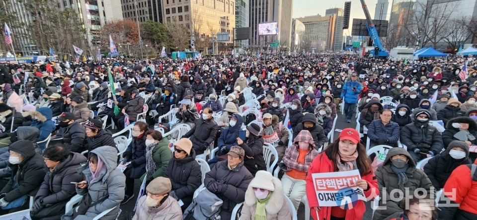 지난 14일 서울 광화문역 주변에서 열린 윤석열 대통령 탄핵 반대 집회에 참석한 시민들이 '윤 대통령 탄핵소추안 국회 본회의 통과' 소식을 듣고 실망감을 나타내고 있다. (사진=천동환 기자)