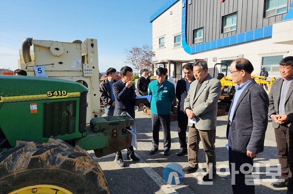 지난 12일 태안군농업기술센터 주차장에서 진행된 불용 농기계 현장 경매 모습.(사진=태안군)