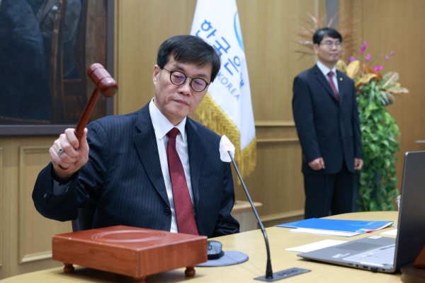 이창용 한국은행 총재가 28일 서울 중구 한국은행에서 열린 금융통화위원회에서 의사봉을 두드리고 있다. (사진=한국은행)