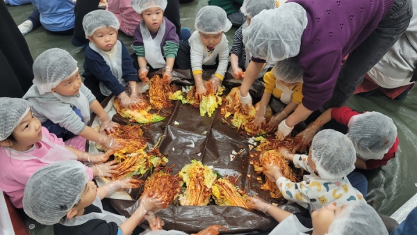 어린이 김치담그기 체험(사진=아산시먹거리재단)