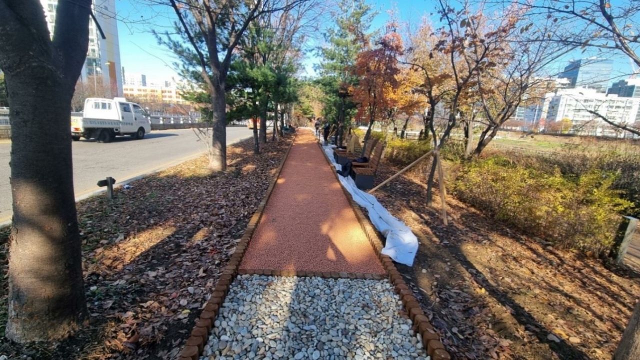 광명시, ‘안양천 맨발 뚜벅 길’ 새 단장(사진=광명시청 제공)