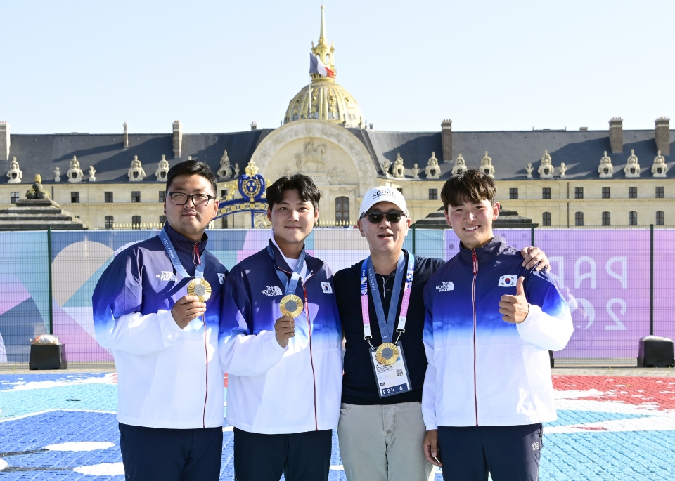 정의선 회장(오른쪽에서 두 번째)이 2024 파리올림픽에서 남자 단체전 금메달을 따낸 대표팀과 함께 프랑스 파리 앵발리드에서 기념 촬영을 하고 있다. [사진=현대차그룹]