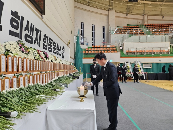 조용익 부천시장이 1일 전남 무안종합스포츠파크에 마련된 항공 참사 합동분향소에 직접 방문해 조의를 표했다.(사진=부천시)