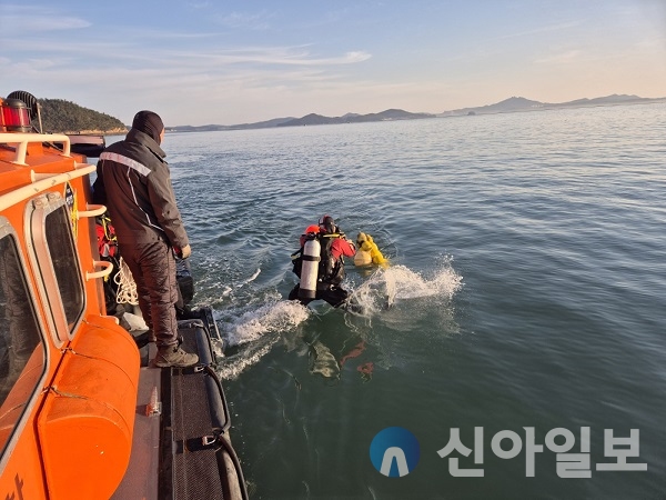 충남 서산 가로림만 고파도 인근에서 전복된 83톤급 운반선에 탔던 마지막 남은 1명의 덤프 트럭 운전기사 김 모씨를 찾기 위해 구조대가 덤프 트럭이 발견된 지점에서 입수를 하고 있다. (사진=태안해양경찰서)