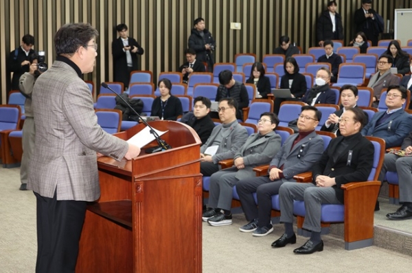 민의힘 권성동 원내대표가 4일 오후 서울 여의도 국회에서 열린 비상 의원총회에서 발언하고 있다. (사진=연합뉴스)