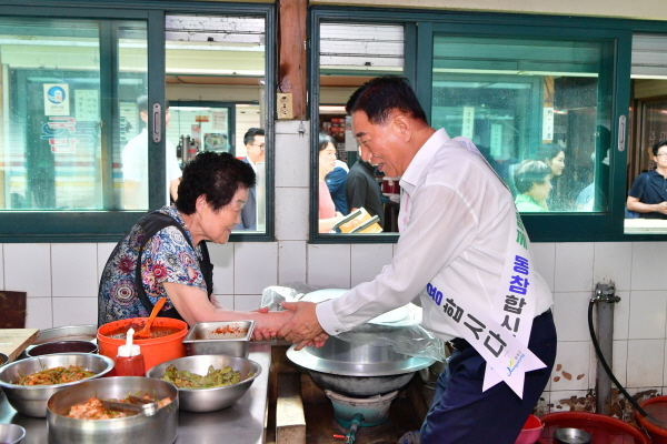 지난 9월 장성군 전통시장 장보기행사에 나선 김한종 군수