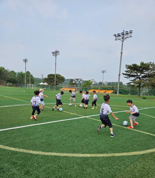 용산어린이정원 스포츠필드 축구장에서 유소년들이 생활체육교실에 참여하고 있다 (사진=용산구)