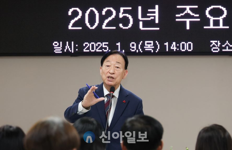 대전동부교육지원청은 2025년 1월 9일 14시, 동부교육지원청 대회의실에서 주요업무 보고회를 개최하는 가운데 설동호 교육감이 인사말씀을 하고 있다. 사진=대전동부교육지원청