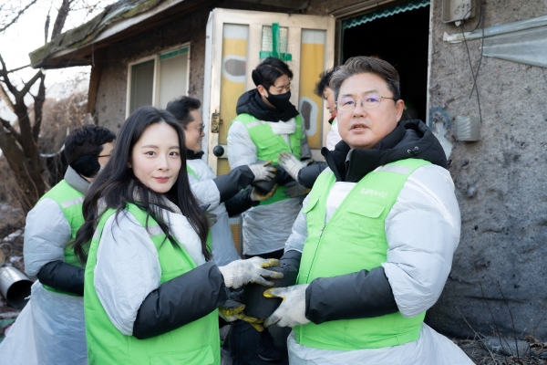 정종표 DB손해보험 사장(오른쪽)을 비롯한 임직원과 가족들이 지난 11일 서울시 강남구 구룡마을 일대에서 사랑의 연탄나눔 봉사활동을 펼치고 있다. (사진=DB손해보험)