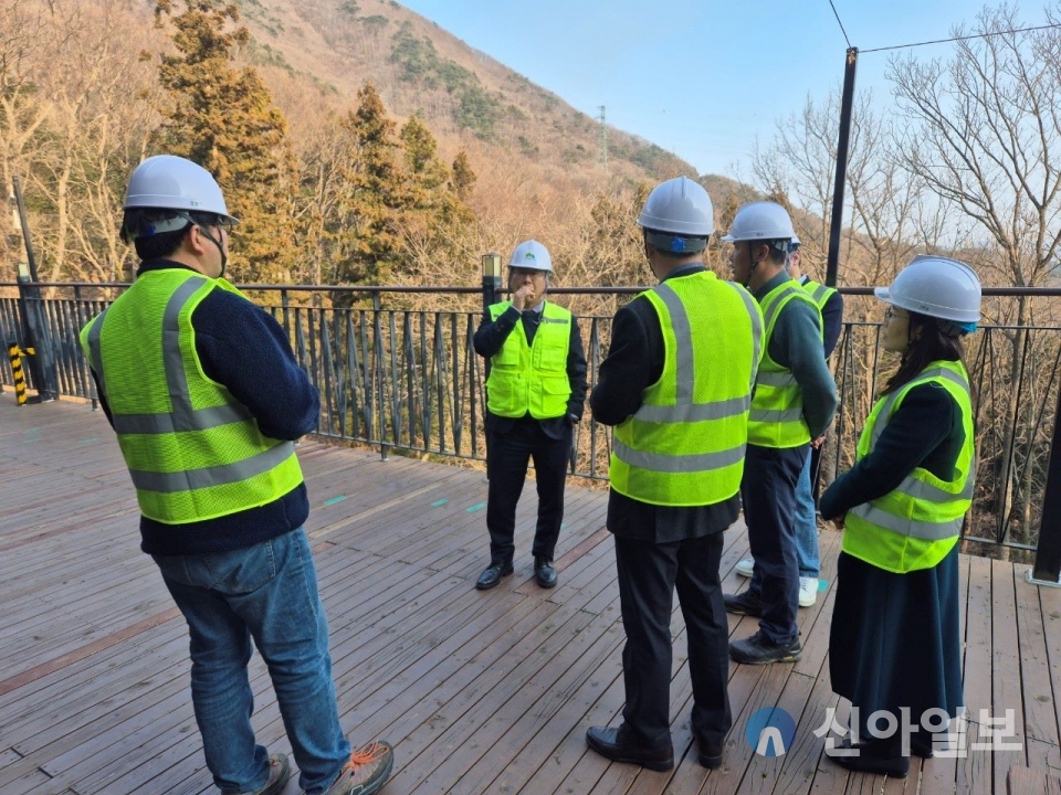 지난 23일 남태헌(가운데) 한국산림복지진흥원장이 국립장성숲체원에서 안전소통간담회를 개최하여 안전 보건 관련 근로자 의견을 청취하고 있다. 사진=한국산림복지진흥원 제공