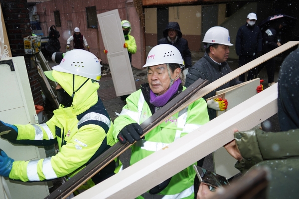 이필형 동대문구청장이 환경공무관들과 함께 폐기물을 수거하고 있다.(사진=동대문구)