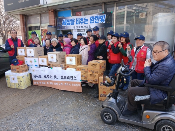 반딧불봉사단(공동단장 이기양·박옥분)은 첫 봉사활동으로 수석동 동남아파트 단지 내 '우리들 주간보호센터'와 석림동에 위치한 서산시지체장애인협회를 차례로 방문해 필요한 물품(130만원 상당)을 후원했다.(사진=이영채기자)