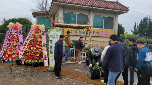 광주광역시(시장 강기정)는 오는 24일부터 29일까지 서구 호남조경수유통센터에서 시민들을 대상으로 ‘2025년 나무 나누어주기 행사’를 연다. (사진=광주광역시)