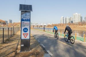 양천구, 안양천 50개소에 태양광 LED 안전표지 설치…안전한 산책로 조성