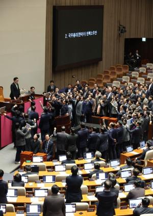 '탄핵정국' 속 출국 논란 野 김문수 "반성"… 이재명, 징계 절차