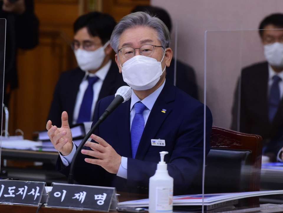 이재명 경기지사가 18일 경기도 수원시 경기도청에서 열린 국회 행안위 국정감사에 참석해 의원들의 질의에 답했다. (사진=연합뉴스)