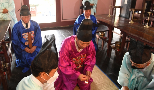 경남 거창향교는 13일 향교 대성전에서 구인모 거창군수와 경남도의회 박주언 의원, 김일수 의원, 향교 및 유도회 임원들이 참석한 가운데 고유례를 봉행했다. (사진=거창향교)