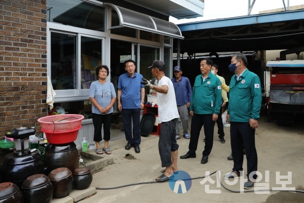 이철우 경주시의회 의장과 김석기 국회의원, 시도의원 황남동 선두마을 피해 주민 격려하고 있다.(사진=경주시의회)