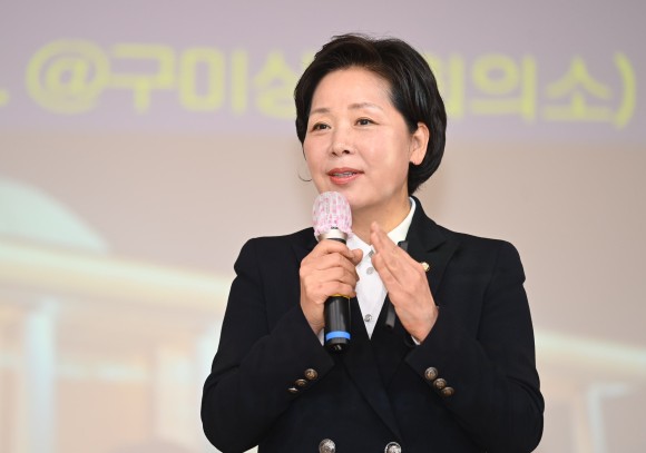 사진설명= 경북 구미상공회의가 지난 5일 상의 대강당에서 양향자 반도체산업특위원장을 초청, ‘반도체 특화단지 유치와 구미경제의 미래’란 주제로 특강을 개최하고 있다. (사진=구미상의)