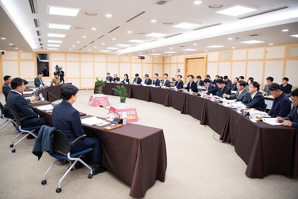 지난 17일 시청 3층 상황실에서 구미 주요현안사업 협의 및 도비확보를 위해 ‘구미시-지역구 경북도의원 간담회’를 열고 있다. (사진=구미시)