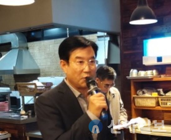 이날 송년의 밤 행사에는 오흥수 부군수, 홍성기 도의원, 박영록 군의장과 역대회장 및 회원 등 100여명을 지정초청하여 성숙한 2023년의 못다이룬 홍천군민의 염원을 담아 다가오는 2024년의 희망찬 청룡의꿈을 갑진년에는 꼭 성사하길 염원하며 다함께 우리는 하나라는 슬로건속에 건배의 잔을 올렸다..