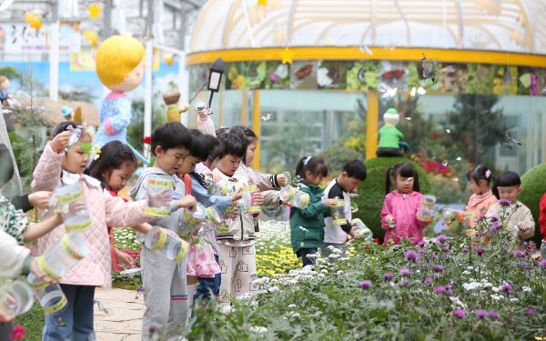 24일 유치원 아이들이 전남 함평군 함평엑스포공원에서 현장학습을 체험하며 포토데이를 즐기고 있다 (사진=함평군)