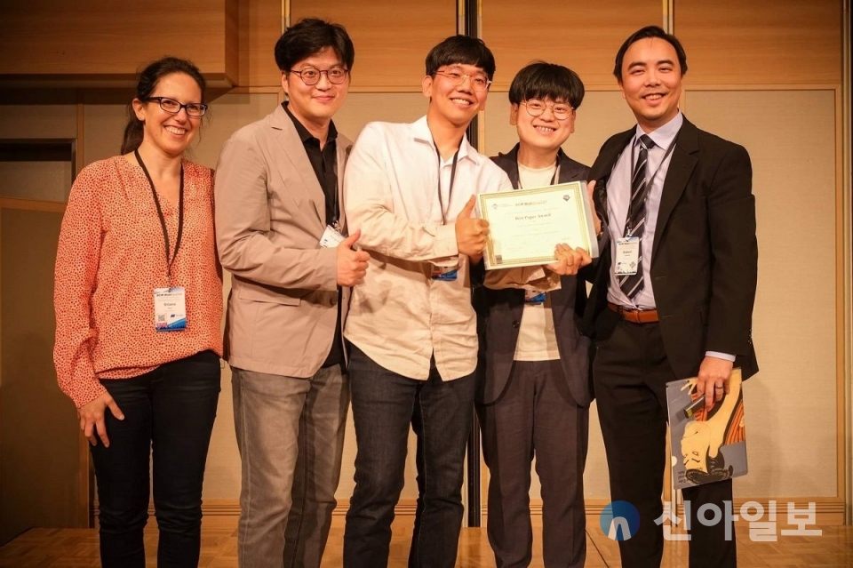 왼쪽 두 번째부터 KAIST 전기및전자공학부 김성민 교수, 배강민 박사과정, 문한결 박사과정