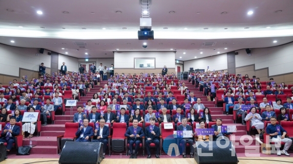 ‘충남 혁신·미래교육 10년의 여정과 도전 배움나눔 한마당’ 기념 촬영 장면.(사진=충남교육청)