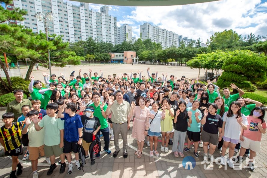 과학·생태교실 조성 프로젝트에 참여한 봉사단과 5학년 학생, 학교 관계자 단체. 사진제공=굿네이버스 충청지역본부