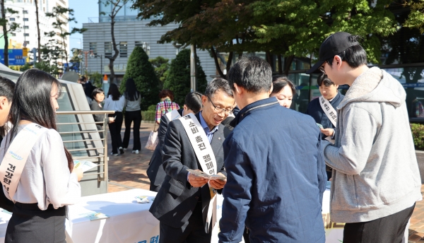 31일 NH농협생명 임직원들은 서울 서대문구 서대문역 인근에서 막걸리 말 맞이 가두캠페인을 진행했다.(사진=NH농협생명)