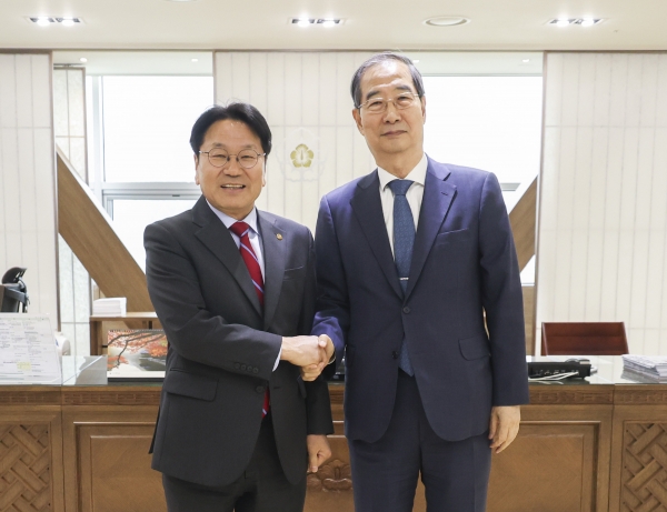 강기정 광주광역시장은 한덕수 국무총리와 21일 면담을 갖고 민·군공항 통합이전 ‘범정부협의체’ 재개를 건의하였다. (사진=광주광역시)