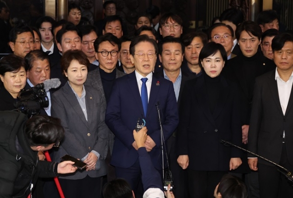 윤석열 대통령이 3일 밤 긴급성명을 통해 비상계엄을 선포한 가운데 4일 새벽 서울 영등포구 여의도 국회에서 비상계엄 해제요구 결의안 통과 후 더불어민주당 이재명 대표가 입장을 밝히고 있다. (사진=연합뉴스)