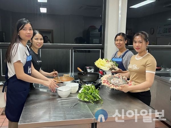 (사)너브내행복나눔재단(이사장 윤성일) 위탁 홍천군가족센터(센터장 이상훈)는 지난 3월 11일(월)부터 11월 27일(수)까지 결혼이민자들을 대상으로 자조모임 및 대표자 간담회를 운영하였다고 밝혔다.결혼이민자 자조모임은 결혼이민자들이 한국 생활에 적응하며 느낄 수 있는 스트레스를 완화하고, 자기 개발 및 자존감 향상 기회를 제공하는 프로그램으로 재봉틀, 베트남요리/공예, 영어기초반 등 총 60회에 걸쳐 진행되었다.재봉틀 모임은 20회기를 진행하며 참가자들에게 재봉 기술을 가르치고, 작품을 제작하는 기회를 제공했다.베트남 요리 모임과 베트남 요리 및 공예 모임은 각각 20회기와 13회기를 운영하며 고향의 요리와 공예를 함께 만들며 문화를 나누고 정을 쌓는 소통의 장을 마련했다.캄보디아 모임은 1회기로 소규모로 진행되었지만, 참가자들에게 뜻깊은 시간을 제공하며 긍정적인 반응을 이끌어냈다.영어 기초반은 6회기에 걸쳐 결혼이민자들의 언어 능력을 향상시키고, 지역사회 적응을 도왔다.11월 27일(수)에는 모임 대표자를 대상으로 간담회를 진행하여 2024년 자조모임의 성과와 방향성을 점검하는 시간을 가졌으며 자조모임이 결혼이민자들에게 문화 교류와 스트레스 해소, 정보 교류의 장을 제공하며 긍정적인 성과를 도출할 수 있었다는 평가를 받았다. 또한, 한 해 동안의 모임에 대한 전반적인 평가를 통해 향후 프로그램 개선 방안을 모색하는 계기가 되었다.홍천군가족센터 이상훈 센터장은 "앞으로도 다문화가족 교류·소통 공간을 통한 다양한 지원 프로그램을 제공하여, 결혼이민자들이 안정적으로 지역사회에 정착할 수 있도록 최선을 다하겠다."라고 밝혔다.