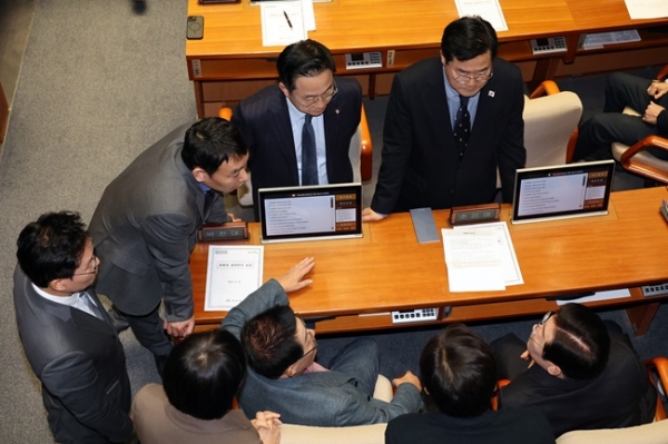 26일 국회 본회의에서 더불어민주당 이재명 대표, 박찬대 원내대표 등 의원들이 대화를 나누고 있다.  (사진=연합뉴스)