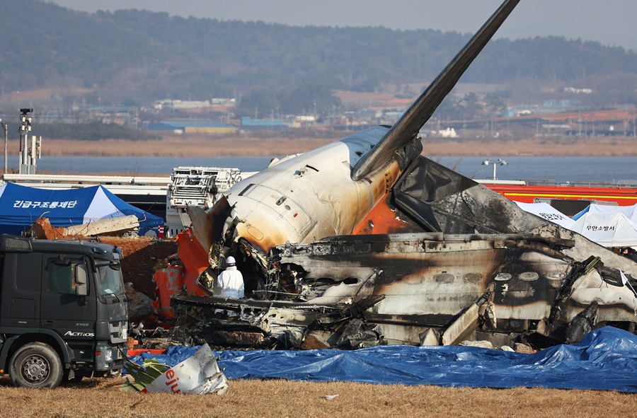 29일 전남 무안군 무안국제공항에서 발생한 제주항공 여객기 충돌 폭발 사고 현장에서 소방구급대원이 사고 여객기 내부를 수색하고 있다.[사진=연합뉴스]