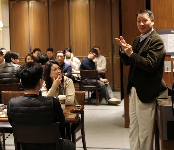 5일 창고43 교대점에서 열린 bhc 수도권 가맹점주협의회와의 '2025년 1분기 간담회'에서 송호섭 다이닝브랜즈 대표(오른쪽)이 가맹점주들과 현안을 논의하고 있다. [사진=bhc]