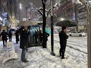 [포토] 폭설 속 출근길…버스가 안 와